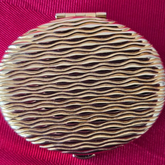 BRAND NEW, ESTE'E LAUDER, WAVES OF GOLD COMPACT LUCIDITY!!! - Picture 3 of 7